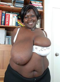 Fully naked black BBW expose her huge breasts
