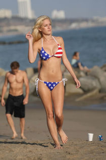 th__hm1_122_97lo.jpg - Heidi Montag - American Flag Bik