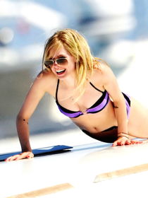 Avril Lavigne Bikini Photos Round 3 - GCeleb - celebritie