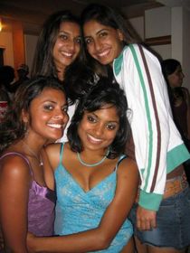Hot Desi College Girl Show Her Deep Cleavage