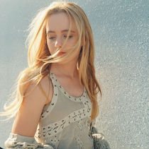 Pictures of American Actress Kathryn Newton Peanut Chuck