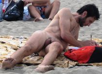 Des hommes nus et sexy sur la plage - 4plaisir