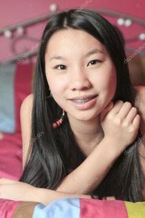 Teen Asian American poser sur sa chambre Ã  coucher - Photogr