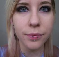 Bottom lip piercing Pain, Aftercare, Variations, Pictures Bo