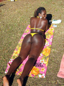 Ebony girlfriend posing nude for her lover