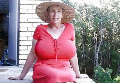 472px x 326px - Amateur porn: Boobed old lady in the red.