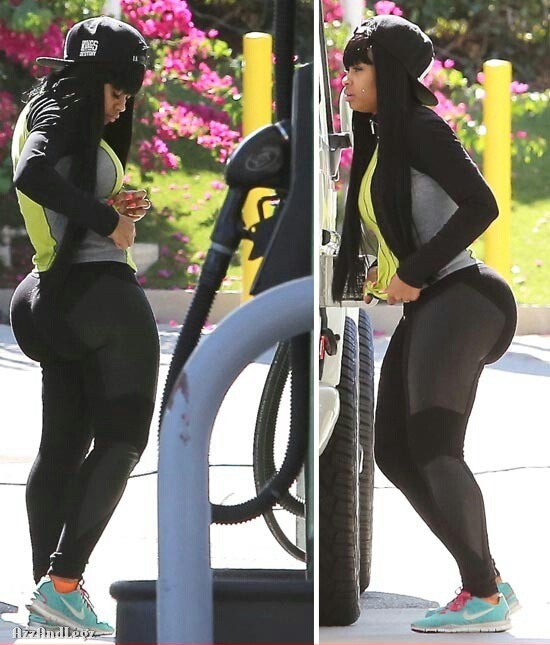 550px x 645px - Amateur porn: Black Chyna Ass In Tight Pants In Public.