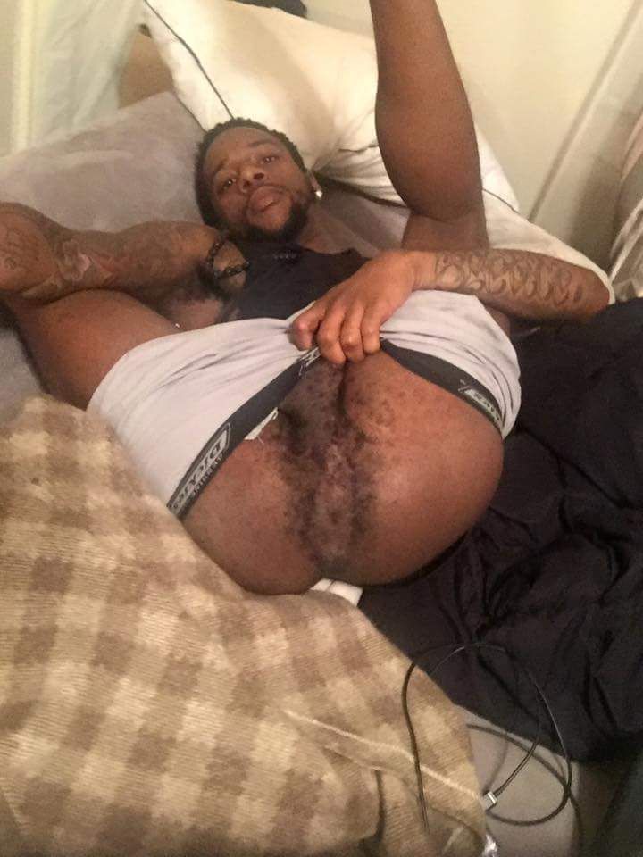 Amateur porn: Hairy black man ass.